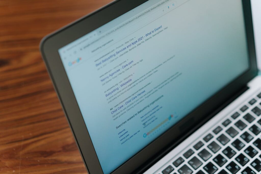 Bedrijf opzoeken op laptop